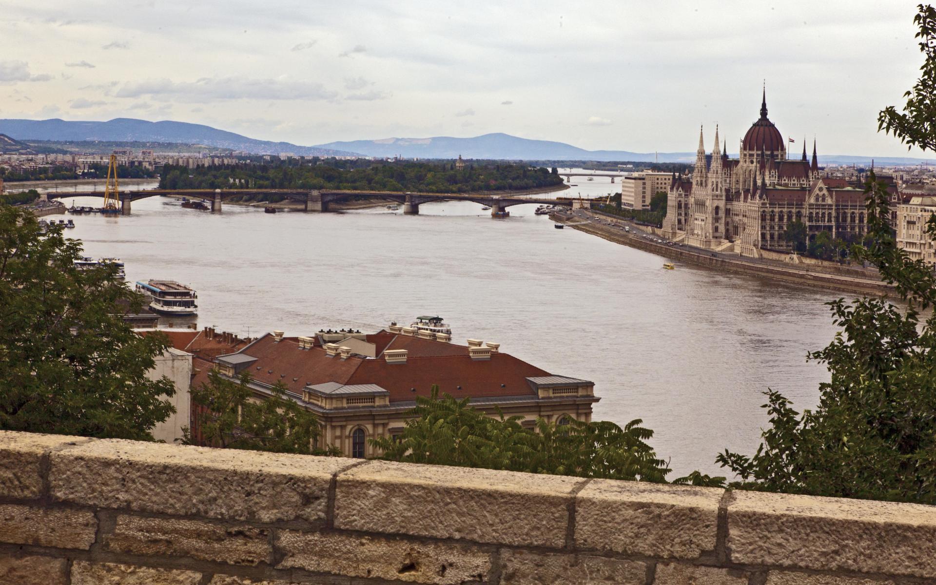 Hungarian Parliament Overview